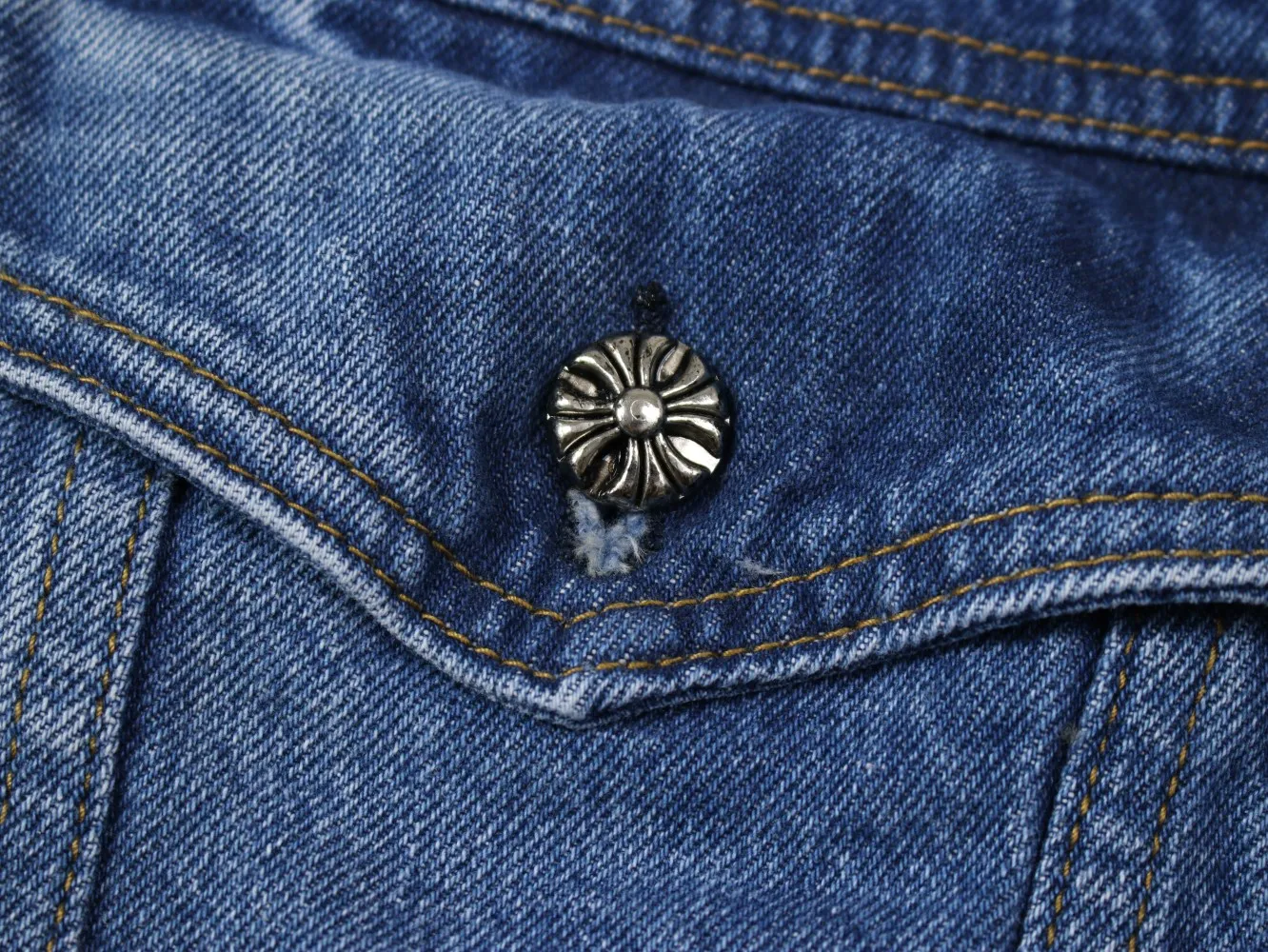 P330 high-quality Chrome Hearts Gradient Washed and Pasted Heavy Duty Leather Denim Jacket, a great style for couples [Top heavy industry fashionable design] Created in consistent high street luxury style, [Materials and craftsmanship] Needless to say, this point goes without saying. As an excellent craftsman brand, Zangyin’s requirements for details and craftsmanship are really perfect. The washed color of this model has gone through so many processes, not to mention the embellishment of denim appliques. It is also purely hand-made and sewn. Just like what they believe in, only hand-made things have soul and have the meaning of wear. A top-notch heavy-duty fashionable denim item, I look forward to your perfect interpretation! !  Size: M-XL (Details in Figure 9) Color: Blue